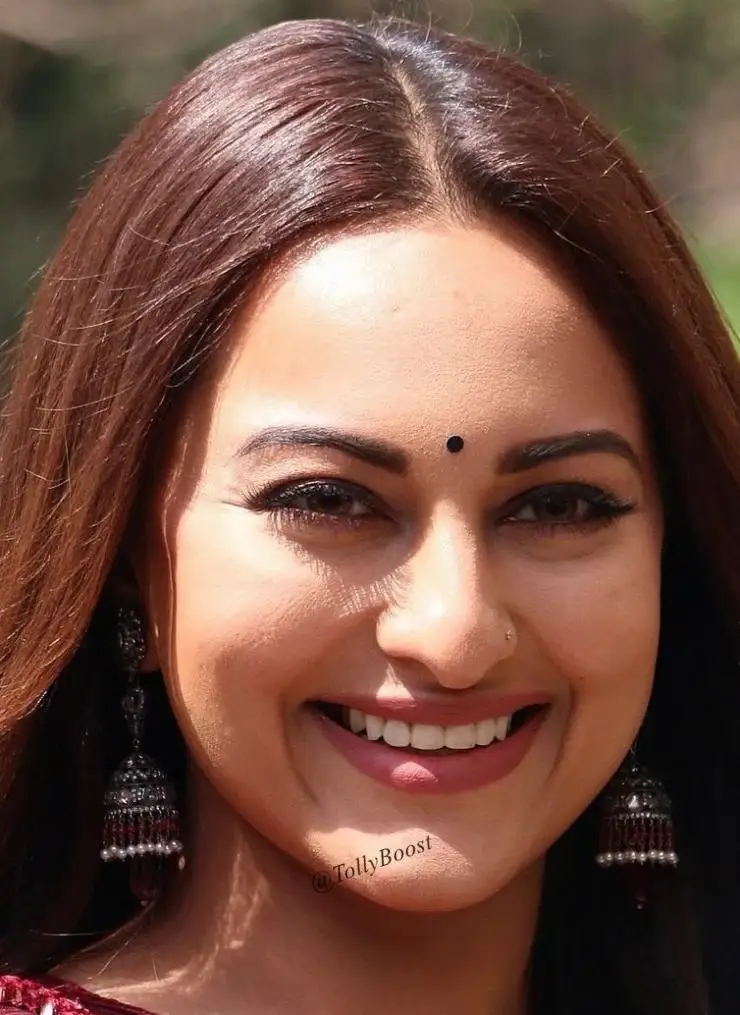 Indian Girl Sonakshi Sinha Earrings Face Closeup